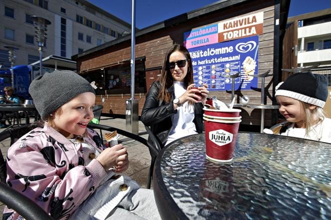 Linnea, Neea ja Adeline Perho juhlivat Adelinen syntymäpäivää jäätelöllä. KUVA: TOMI KOSONEN