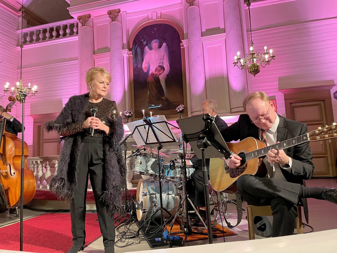 Katri Helena kuunteli, kun muun muassa Vain elämää -ohjelmasta tunnettu kitaristi Peter Engberg veteli sooloaan.