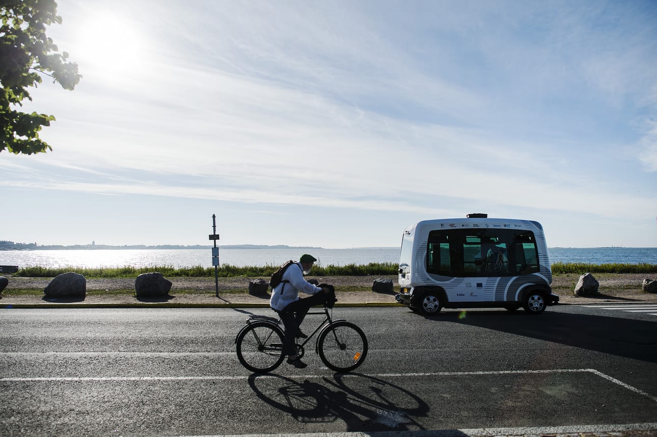 Itseohjautuvien robottibussien kuljetuskapasiteetti oli yhdeksän matkustajaa. Bussit eivät lähde liikkenteeseen kovalla sateella.