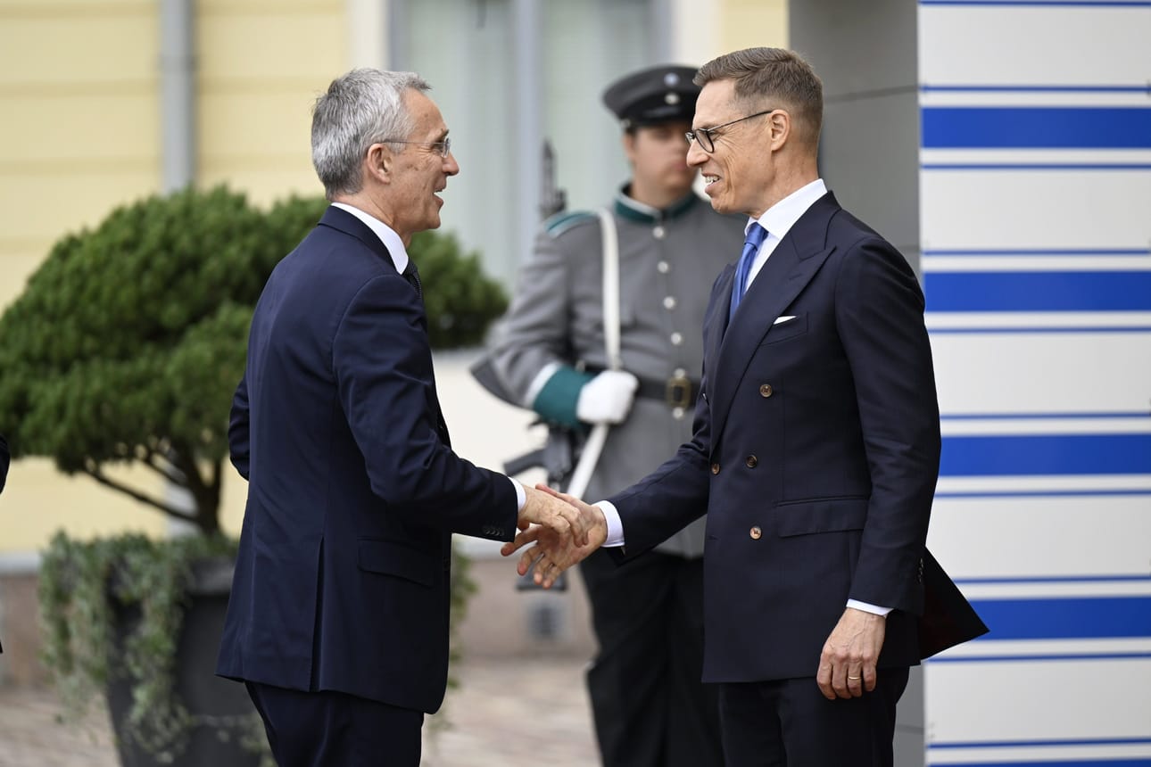 Naton pääsihteeri Jens Stoltenberg (vas.) kehui yhteisessä lehdistötilaisuudessa presidentti Alexander Stubbin kanssa Suomen merkittävää panosta Ukrainan tukemisessa. LEHTIKUVA / Vesa Moilanen