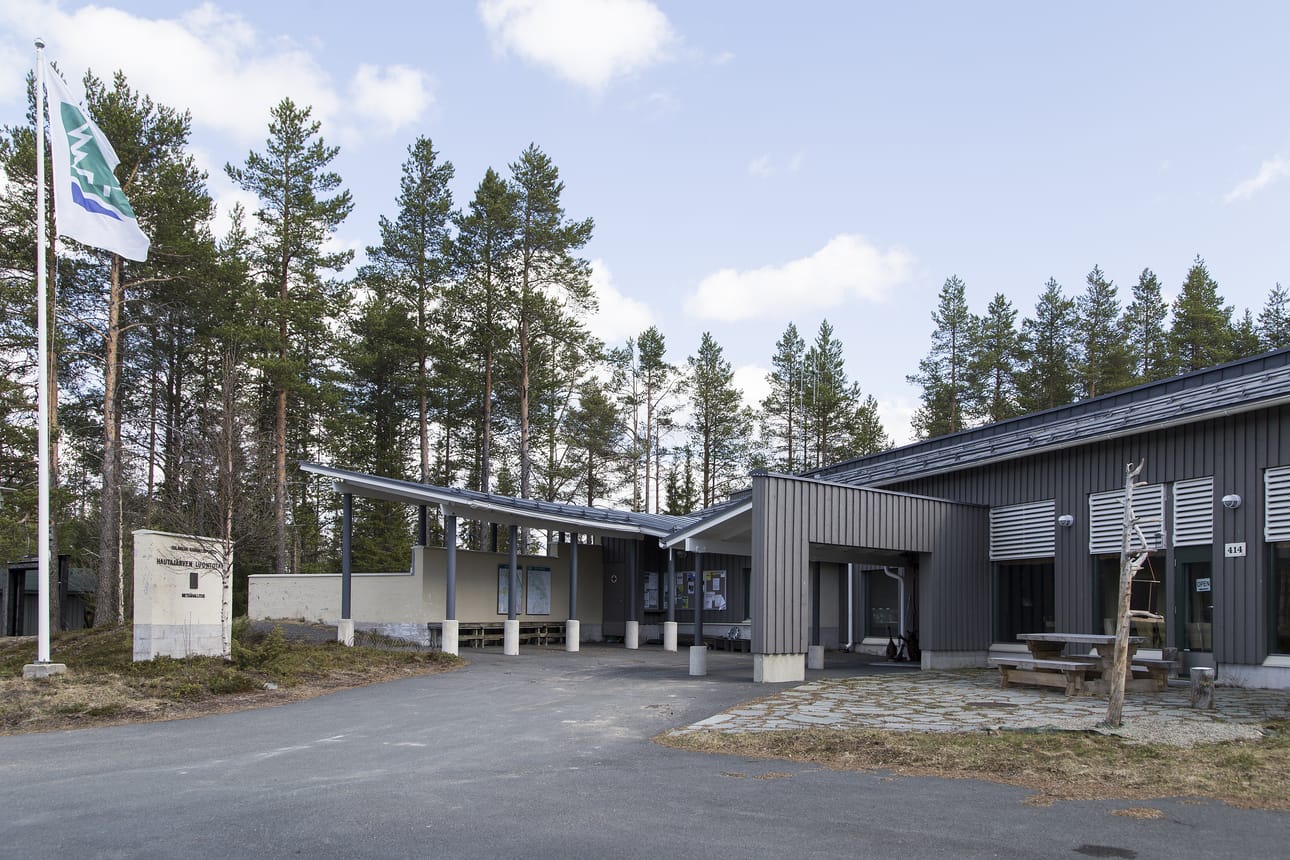 Metsähallitus myi Hautajärven Luontotalon Oulangan Basecampille.