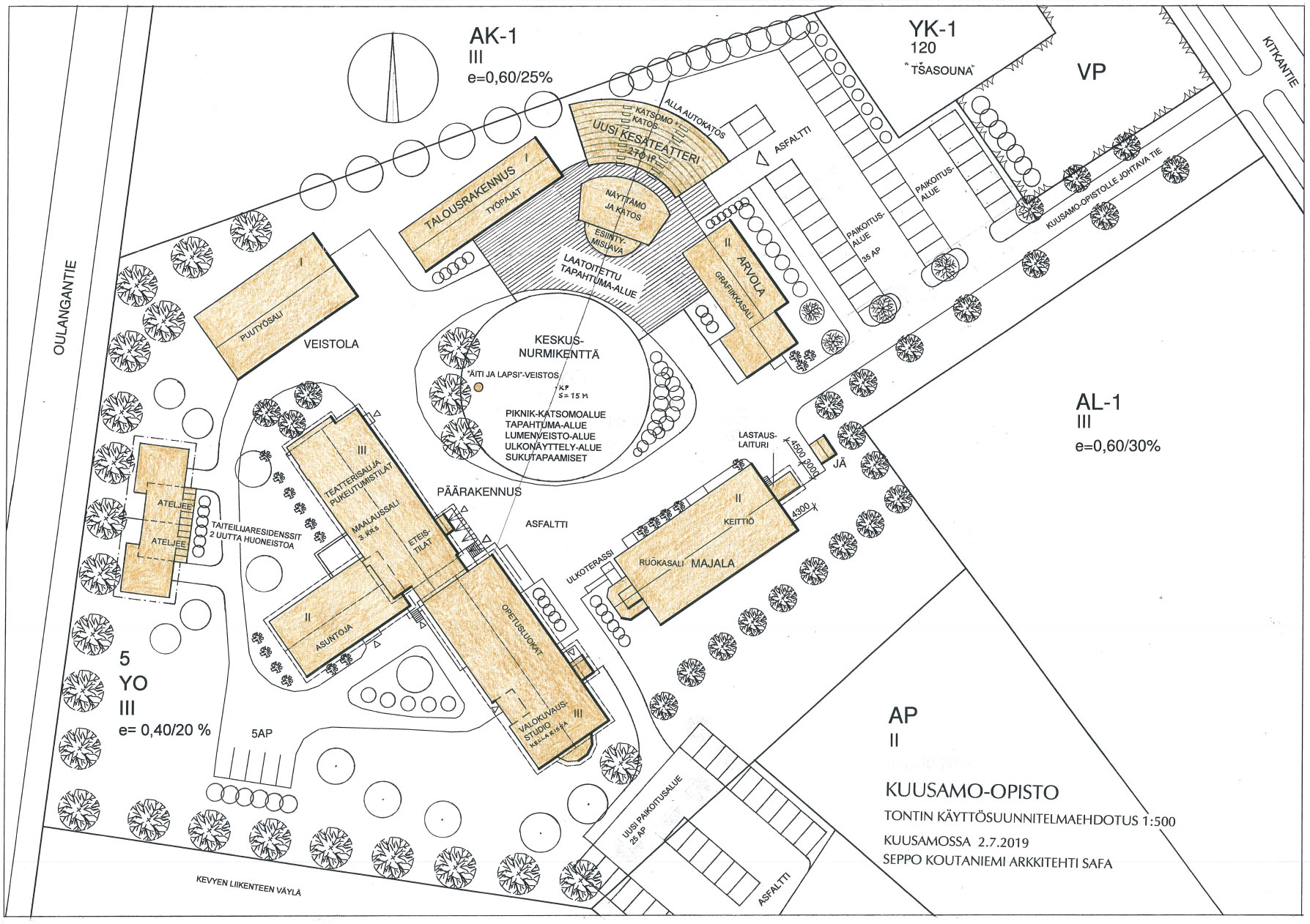 Seppo Koutaniemen tekemä Kuusamo-opiston tontin käyttösuunnitelmaehdotus. Ehdotuksessa myös uusi kesäteatteri on sijoitettu Kuusamo-opiston pihaan. Koutaniemi ei saanut toimeksiantoa suunnitelman tekemisestä, vaan hän ryhtyi siihen omasta mielenkiinnostaan.