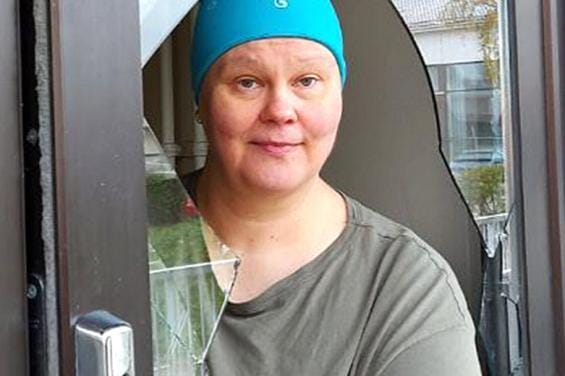 Pizzeria Albertin yrittäjä Sanna Bulbul oli järkyttynyt keskiviikon ja torstaina välisen yön murrosta ja ihmetteli tekoa, sillä alueella on kameravalvonta. KUVA: SARI HEINILÄ