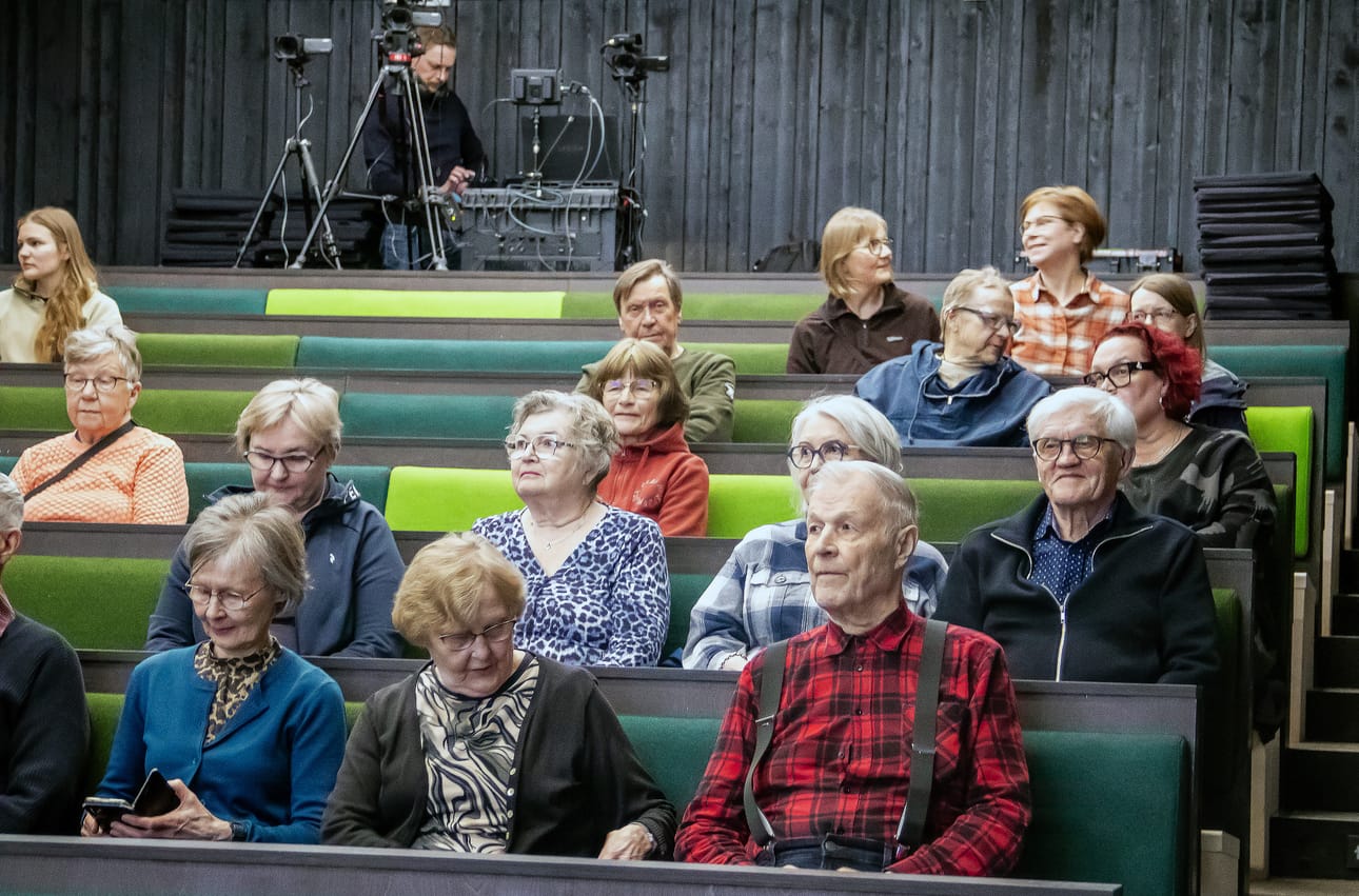 Luontokeskuksen auditorio alkoi vähitellen täyttyä luonnon ystävistä.