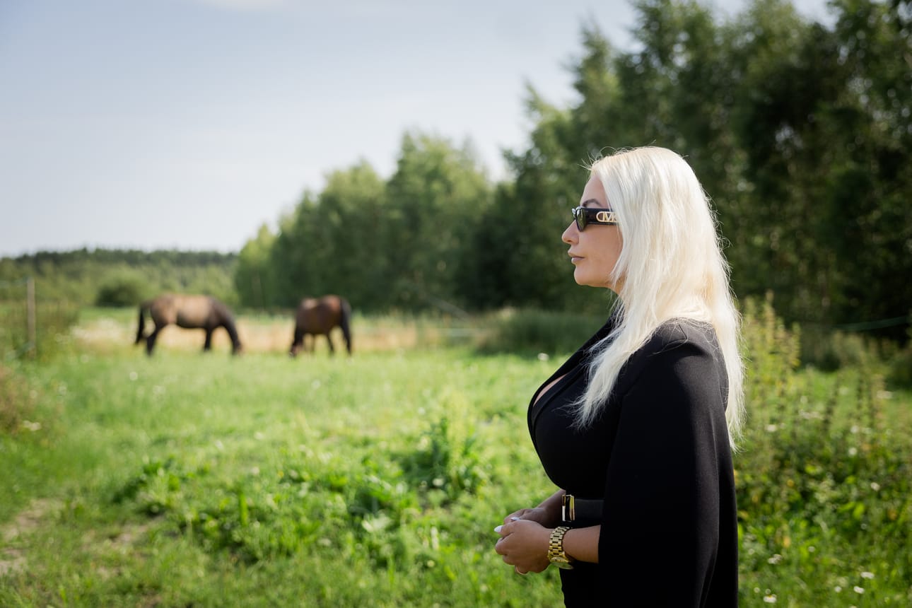 Hevoset kuuluvat olennaisesti Onlyfans-tähti Marika Fingerroosin arkeen ja auttavat stressinlievittämisessä.