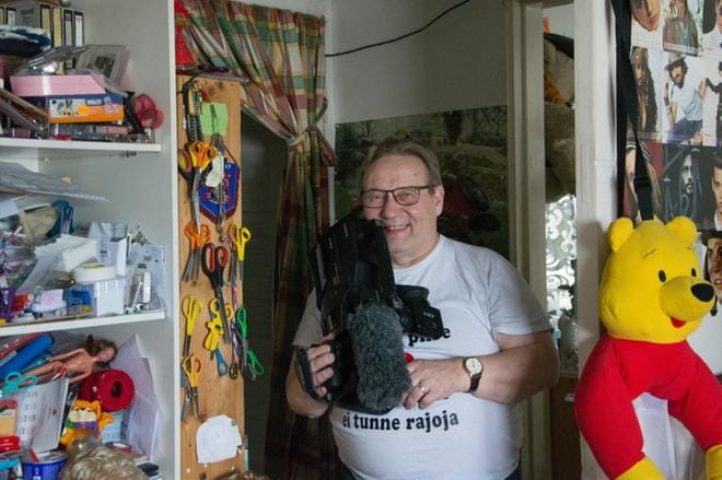 Jorma Sepponen taltioi muistoja videoin ja kuvin. Siksi kameran eteen asettuminenkin tuntui luontevalta. Sepponen kertoo, ettei osaisi esittää mitään roolia, vaan on Tuuri-ohjelmassakin oma itsensä. KUVA: JESSICA RISTIMÄKI