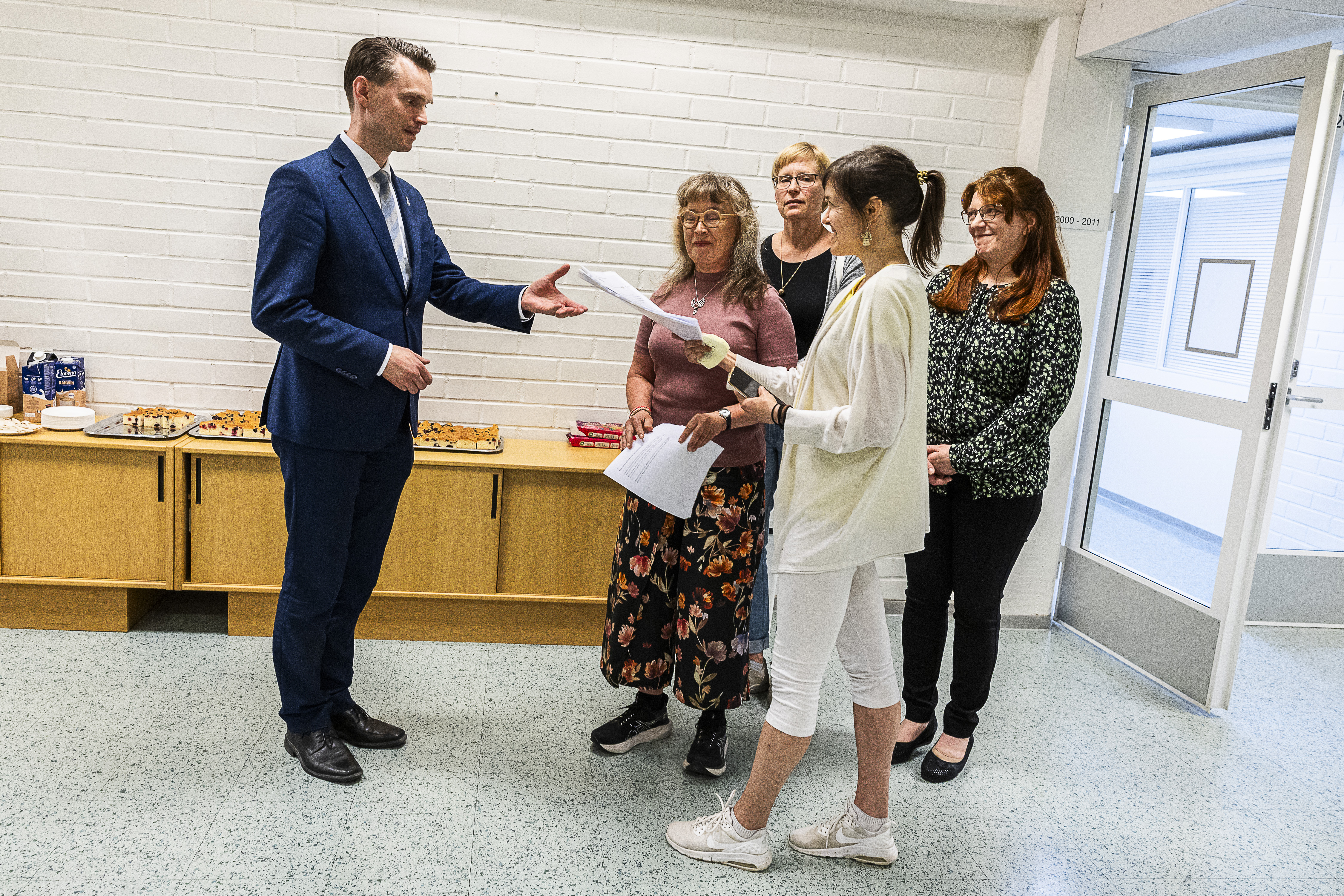 Noin 6 800 ihmisen allekirjoittama Ounasvaara-adressi luovutettiin Rovaniemen kaupunginvaltuustolle