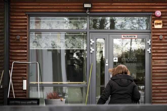 Omaisten mielestä Mainiokoti Isolahden hoitohenkilöstö on lujilla. Hoitajia on liian vähän, ja he työskentelevät jatkuvassa kiireessä. KUVA: JARNO PELLINEN