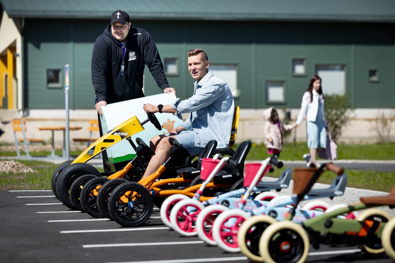 Tenho Keväänranta (vas.) ja Harri Kytölä ovat valmiina liikennepuiston kesään. Autoja puistosta löytyy niin perheen pienimmille, kuin myös vanhemmille lapsille.