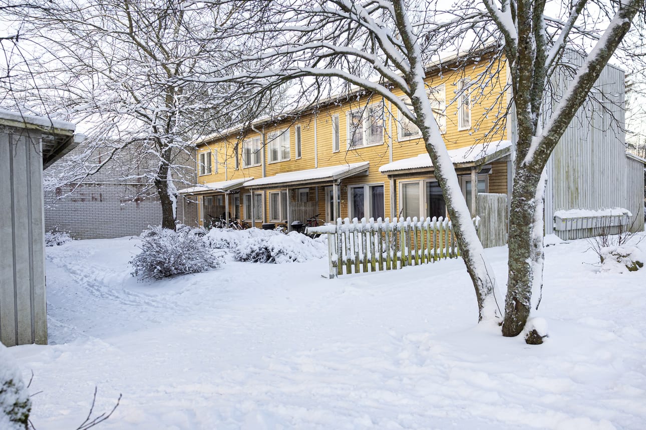 Palosaarentien tontilla on vielä 1970- ja 1980-luvuilla rakennettuja rivitaloja. Arkistokuva.