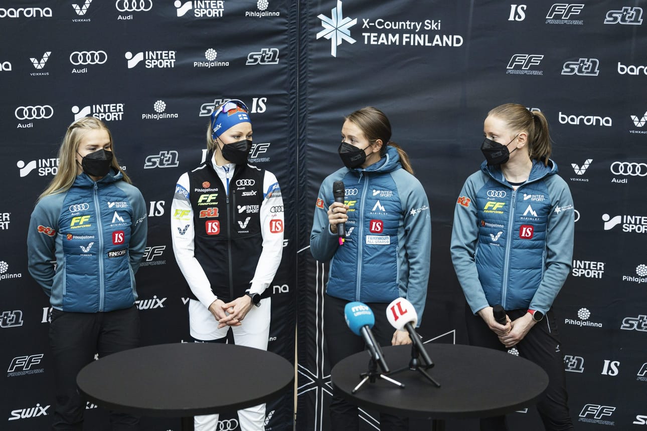 Maastohiihtäjät Jasmi Joensuu (vas.), Anne Kyllönen, Katri Lylynperä ja Johanna Matintalo maastohiihtojoukkueen mediapäivässä. LEHTIKUVA / Roni Rekomaa