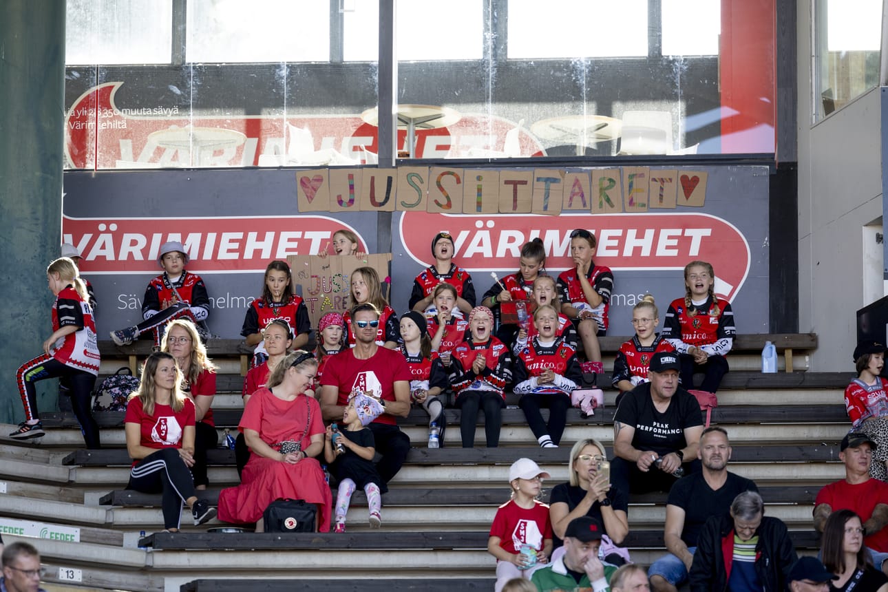 Maila-Jussien junioreiden kannatus ei jäänyt kuulematta pelin aikana.