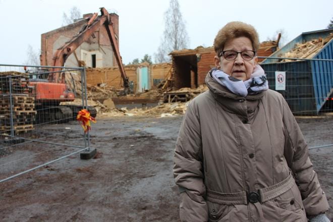 Virtain terveyskeskuksen alueella puretaan vanhaa puista sairaalaa, ja paikalle rakennetaan pysäköintialue. – Minun mieheni on syntynyt tuossa rakennuksessa, mutta ei hän moiti, kuten en minäkään, vanhan purkamista, toteaa Tuula Kauppinen. KUVA: REIJO HEIKKILÄ