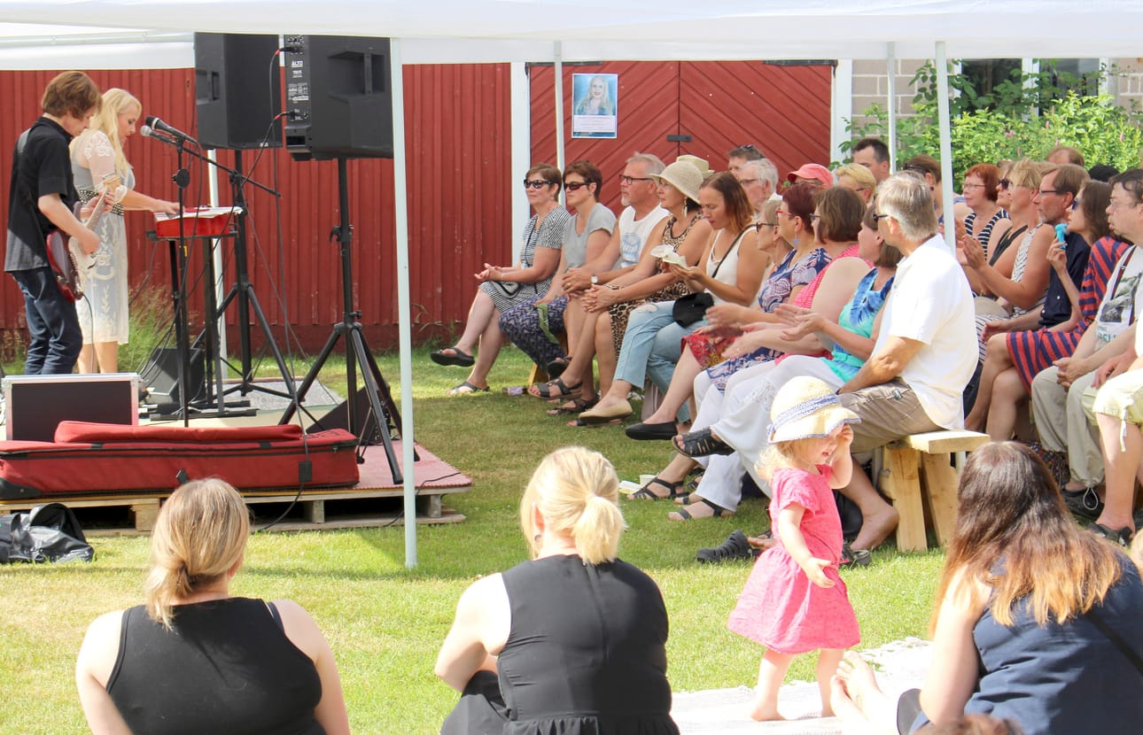Rantsila-päivien vietto päättyi Rantsilan Akkakerhon Männistössä järjestämään konserttiin, jossa esiintyivät Sami & Maarit Hurmerinta. Pihakonsertista nautittiin kesäsäässä.