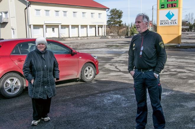 Karijokelaiset Maija Ala-Heikkilä ja Kari Auressalmi tiesivät monta syytä Karijoen hyvään koronatilanteeseen. Pitäjässä ei kovin paljon käy väkeä kauempaa ja ikäihmiset ovat varovaisia. KUVA: JORMA HAVULA