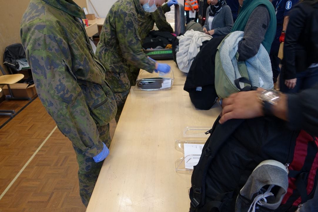 Puolustusvoimat jatkaa poliisin auttamista Tornion järjestelykeskuksessa.