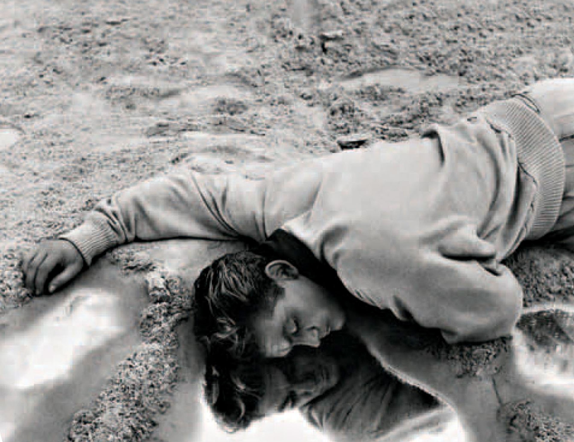 Antiikin mytologiassa Orfeus laskeutui Manalaan noutaakseen kuolleen vaimonsa. Jean Cocteaun tulkinnassa liikenneonnettomuus katukahvilan ulkopuolella vie runoillijan (Jean Marais) keskelle salaperäisiä tapahtumia.