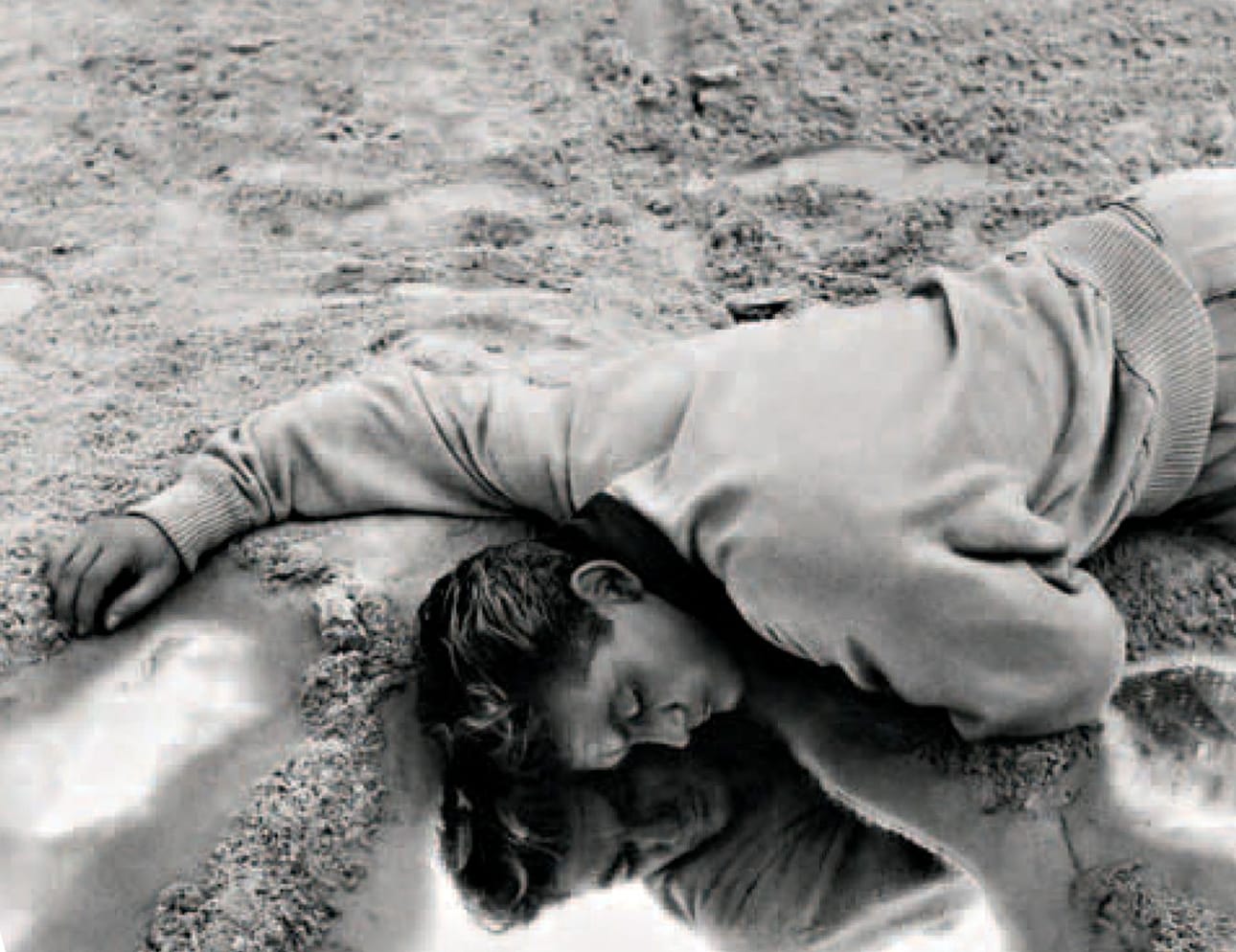 Antiikin mytologiassa Orfeus laskeutui Manalaan noutaakseen kuolleen vaimonsa. Jean Cocteaun tulkinnassa liikenneonnettomuus katukahvilan ulkopuolella vie runoillijan (Jean Marais) keskelle salaperäisiä tapahtumia.