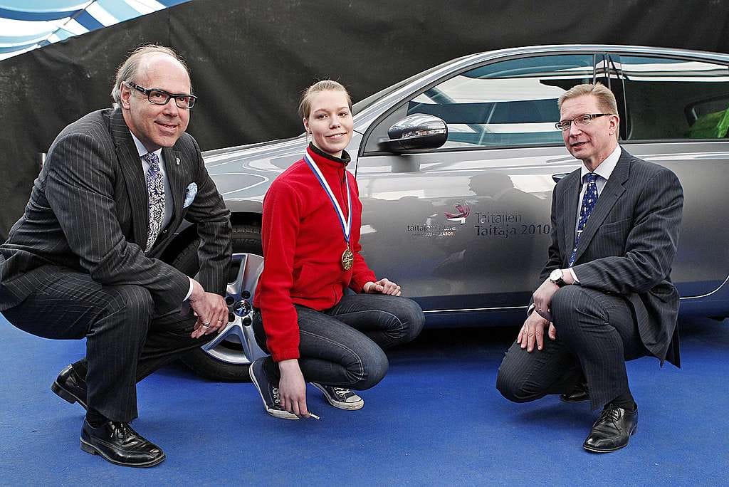 Taitajien taitaja 2010 Mette Pökelmann sai vuodeksi auton käyttöönsä. Avaimet luovutti Matti Pörhö. Kuvassa myös voittajan julkistanut opetushallituksen pääjohtaja Timo Lankinen.