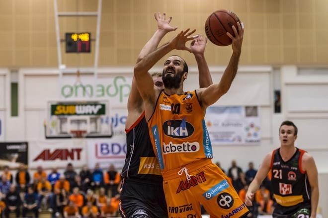 Karhu Basketin takamies Bojan Sarcevic (kesk.) otti ottelun lopussa tavallista hyökkäävämmän roolin. Joukkueen loppupelin ryhtiliike onnistui. KUVA: ERKKI HAUTAVIITA