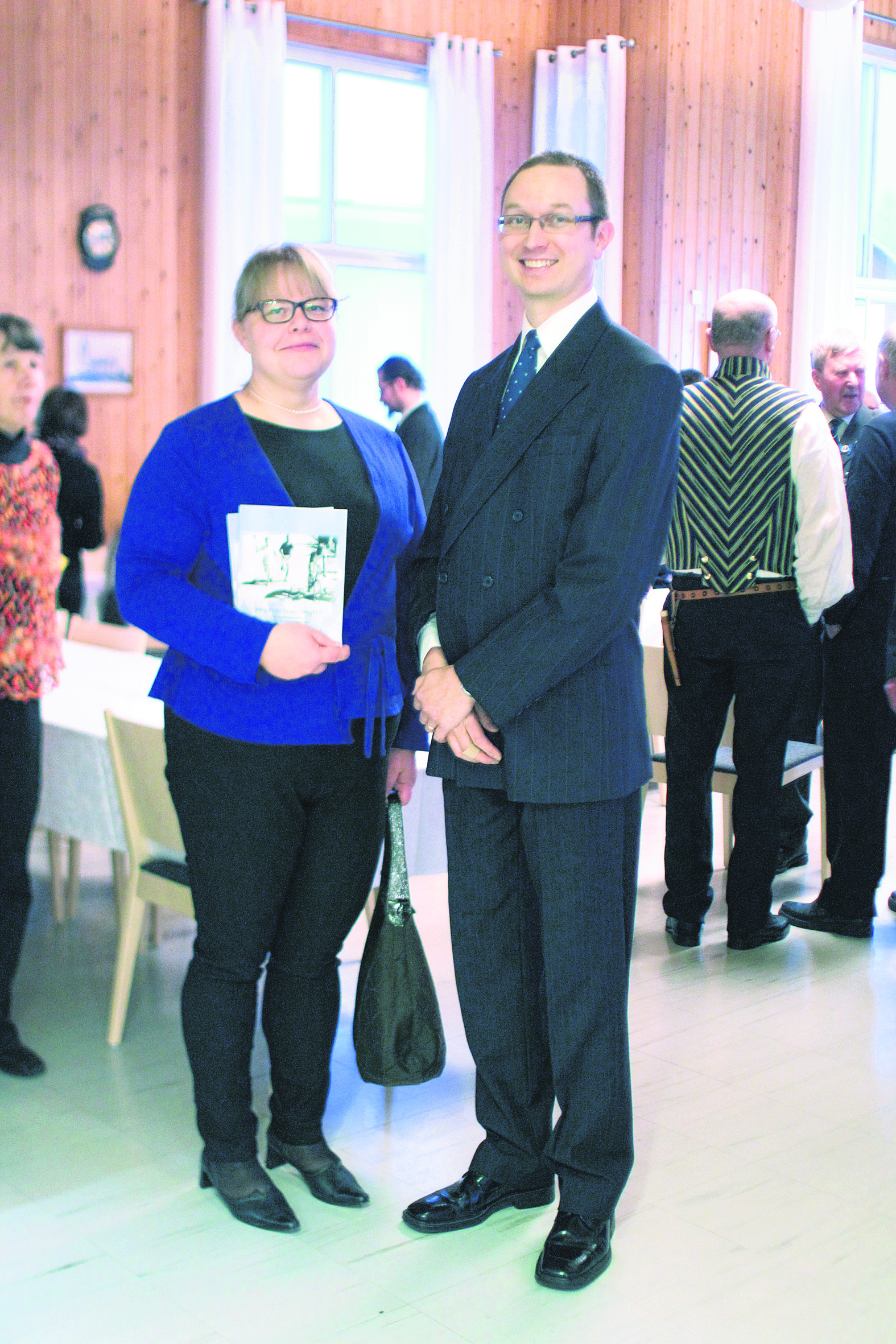 Historiikin kirjoittaja Tiina Haapalainen yhdessä Lumiukkojen puheenjohtajan Jussi Poutiaisen kanssa.