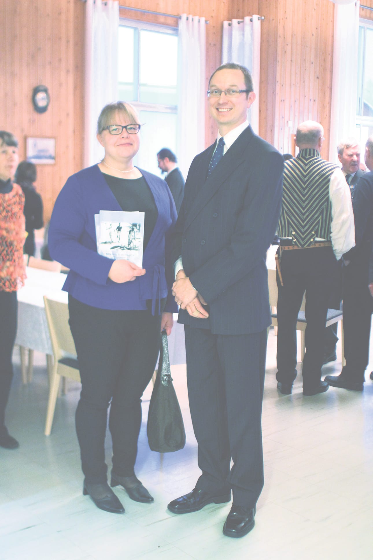 Historiikin kirjoittaja Tiina Haapalainen yhdessä Lumiukkojen puheenjohtajan Jussi Poutiaisen kanssa.