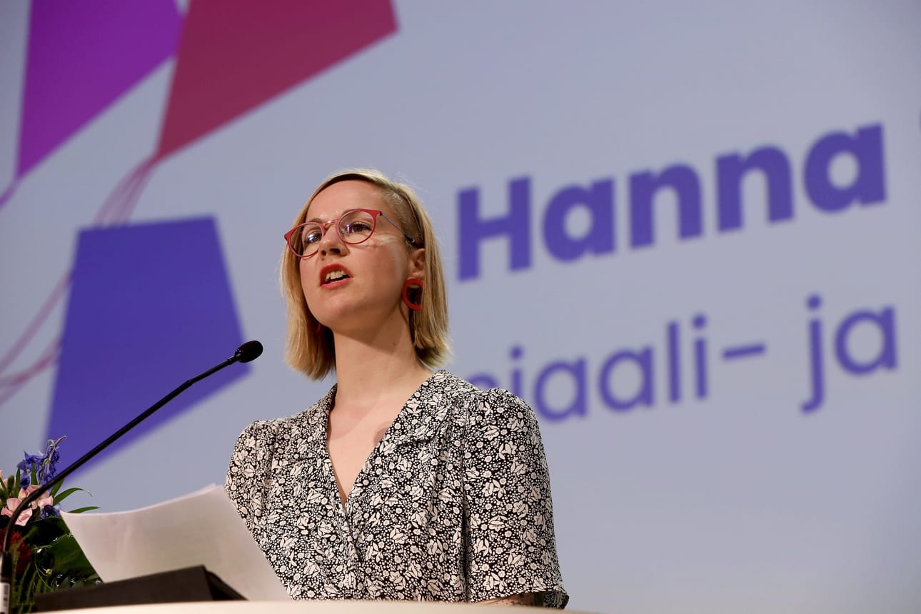 Sosiaali- ja terveysministeri Hanna Sarkkinen (vas.).