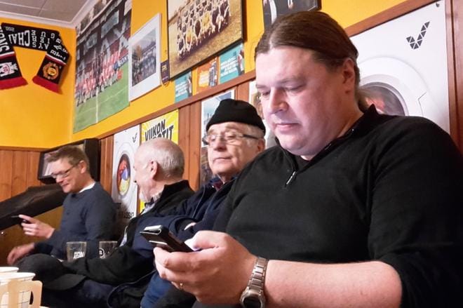 Pekka Kivisaari selasi äänestystuloksia puhelimesta. Hän oli tyytyväinen Lapuan keskustan vaalitulokseen. KUVA: LIISA SORAMO