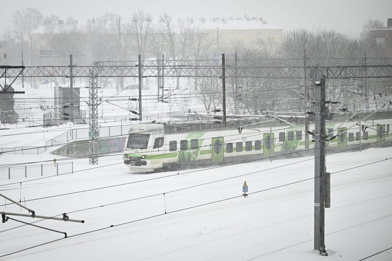 Junaliikenne palasi keskiviikkona raiteilleen puoliteholla.