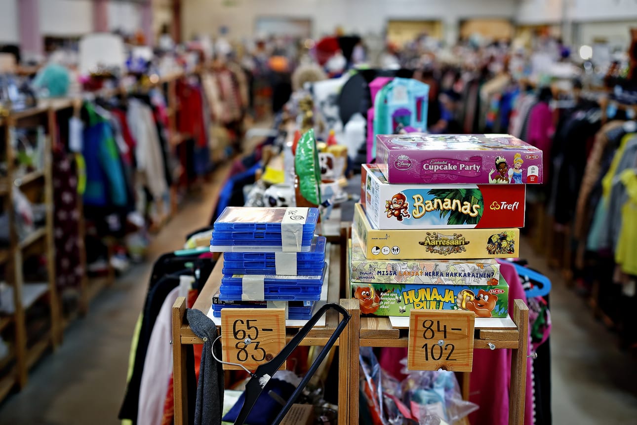 Vaatteita, pelejä, keräilyharvinaisuuksia. Kirpputorilta ostetaan monia erilaisia asioita. Arkistokuva