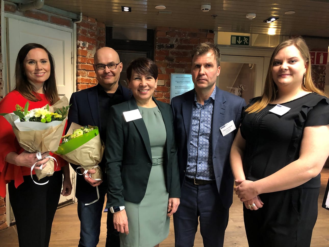 Palkintojenjakotilaisuudessa markkinointijohtaja Niina Huikuri (Optomed), henkilöstöjohtaja Jukka Uusitalo (PRT-Forest), koulutus- ja viestintäpalvelujen johtaja Riitta Schroderus (Oulun kauppakamari), toimitusjohtaja Kalle Junnikkala (Junnikkala Oy) ja koulutus- ja palveluassistentti Aino Rinta-Säntti (Oulun kauppakamari).