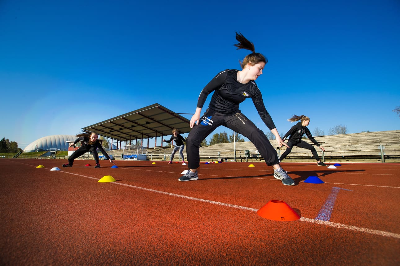Etualalla oleva Jenny Luomala kertoo, että akatemian treeneistä on hyötyä hänen omaan lajiinsa, joka on pesäpallo.
