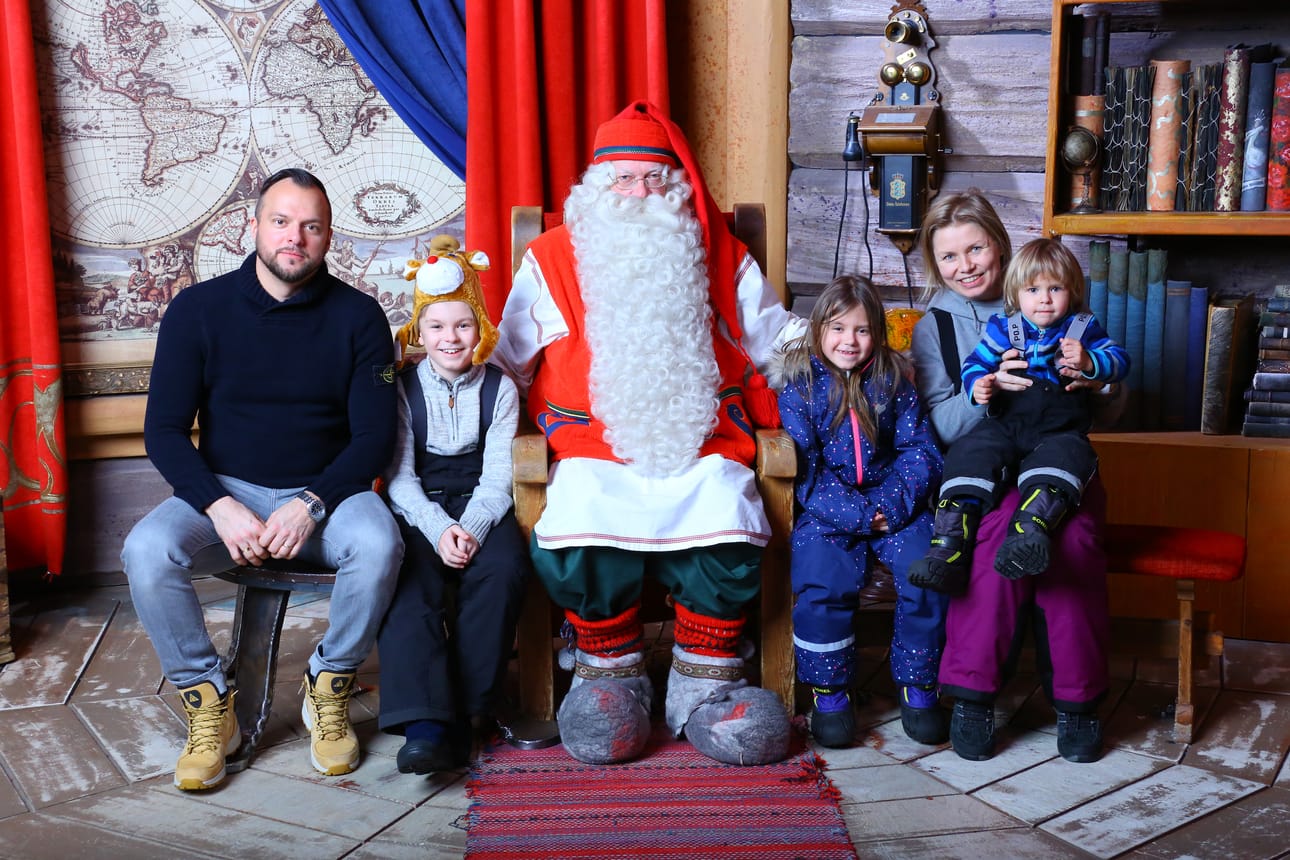 Heidi Matinlassi vei perheensä tapaamaan joulupukkia noin vuosi sitten. Mukana olivat puoliso Patrick Stenman sekä lapset Theo, Tilde ja Tim.