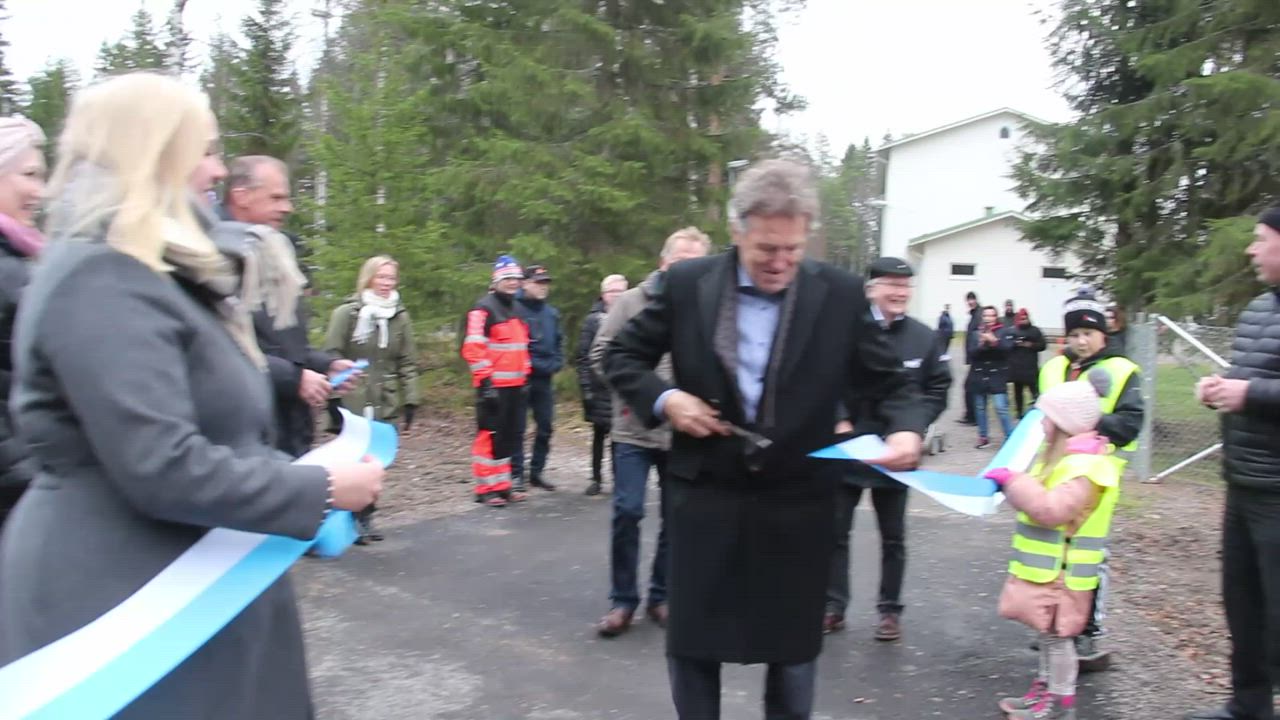 Lehtopään kevyen liikenteen väylän vihkiäisnauhasta riitti palanen jokaiselle halukkaalle