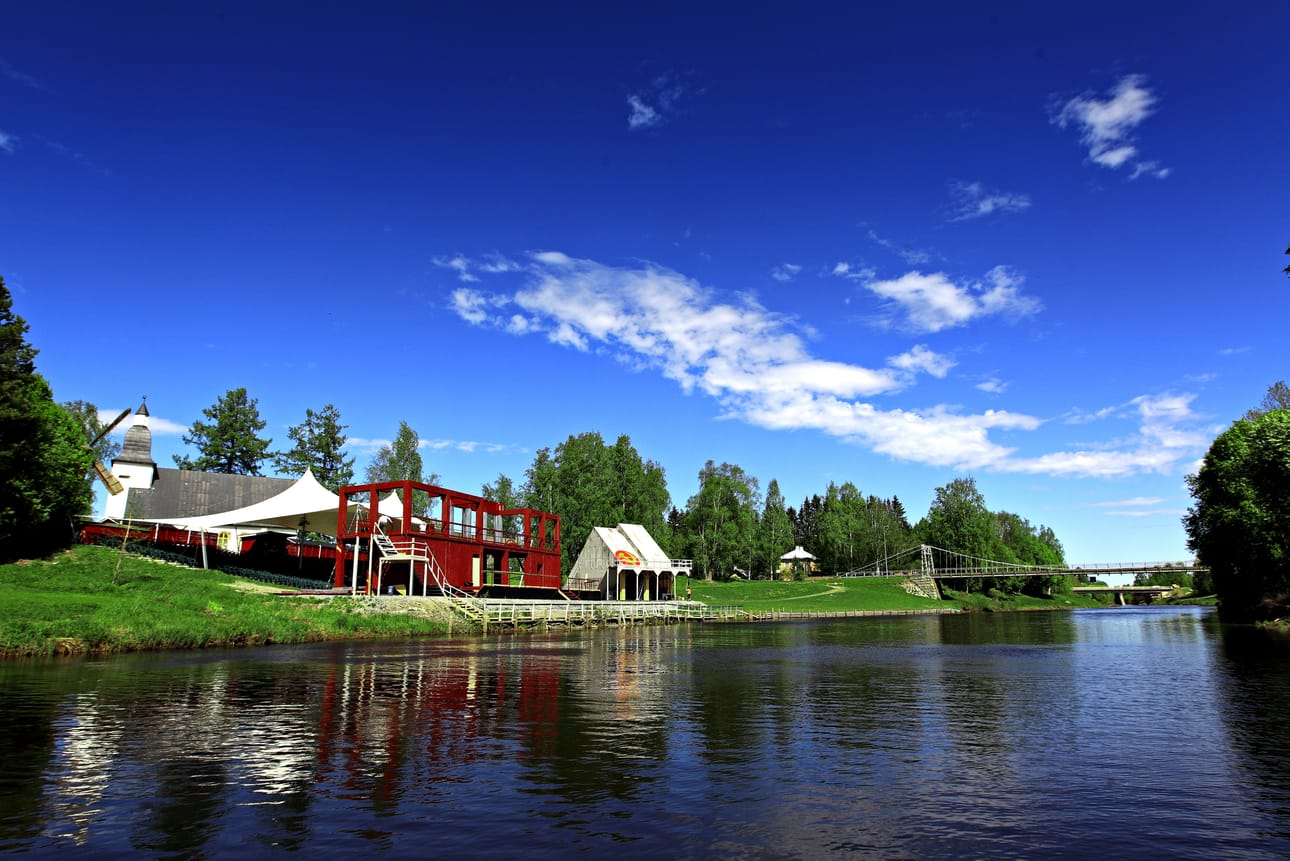 Ilmajoen musiikkijuhlien perinteikäs Ooppera-areena on maamerkki Kyrönjoen varrella. Arkistokuva.