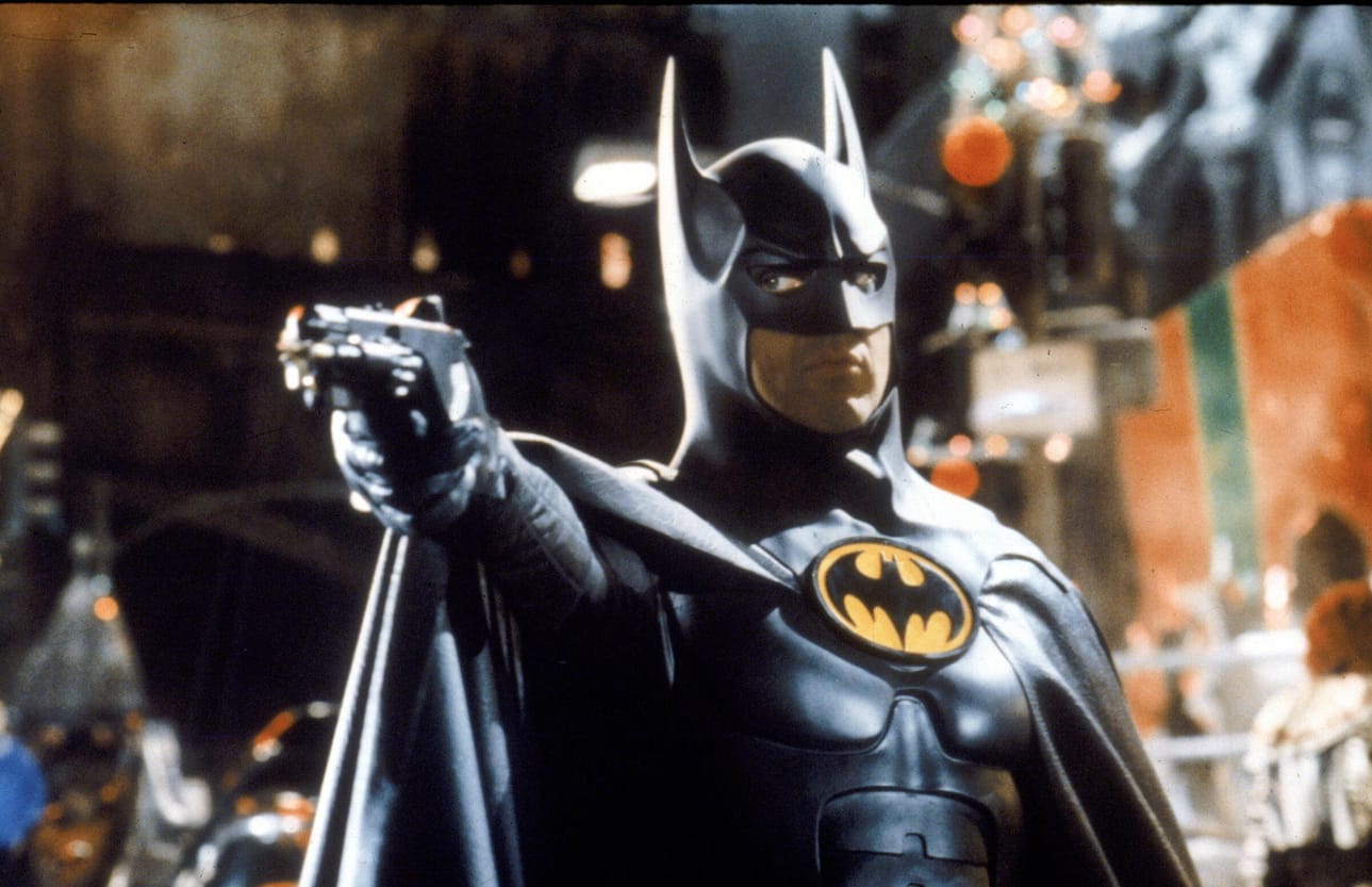 Tummasta Batman-toimintaseikkailusta tuli piinattujen sielujen eläinsatu, jossa yksinäinen Lepakko ( Michael Keaton ) kohtaa miesten pomotteluun kyllästyneen Kissan.