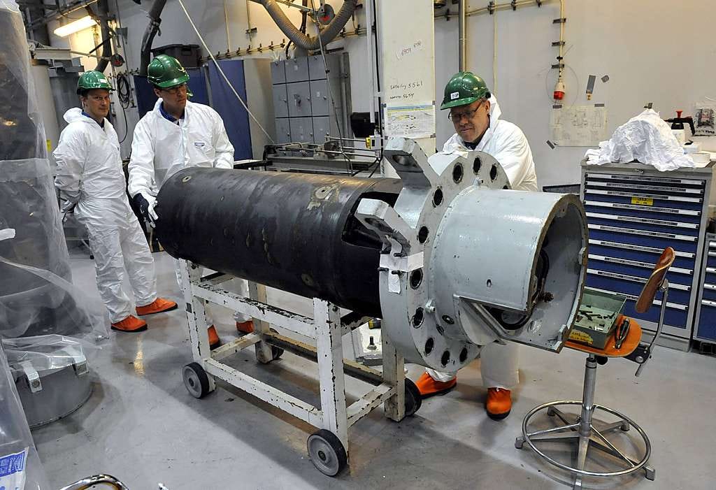 Olkiluodon ydinvoimalan ykkösreaktorin (OL1) vuosihuollossa ruotsalainen Benny Persson tarkastaa ja huoltaa reaktorin pumppua.