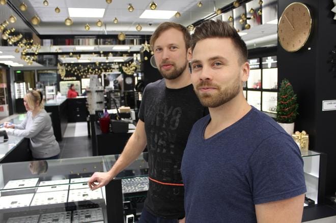 Marko (vasemmalla) ja Jari Keskinen ovat yrittäjiä jo kolmannessa polvessa. Viime vuoden lopulla heidät palkittiin Etelä-Pohjanmaan maakunnallisina nuorina yrittäjinä. ARKISTOKUVA: REIJO HEIKKILÄ