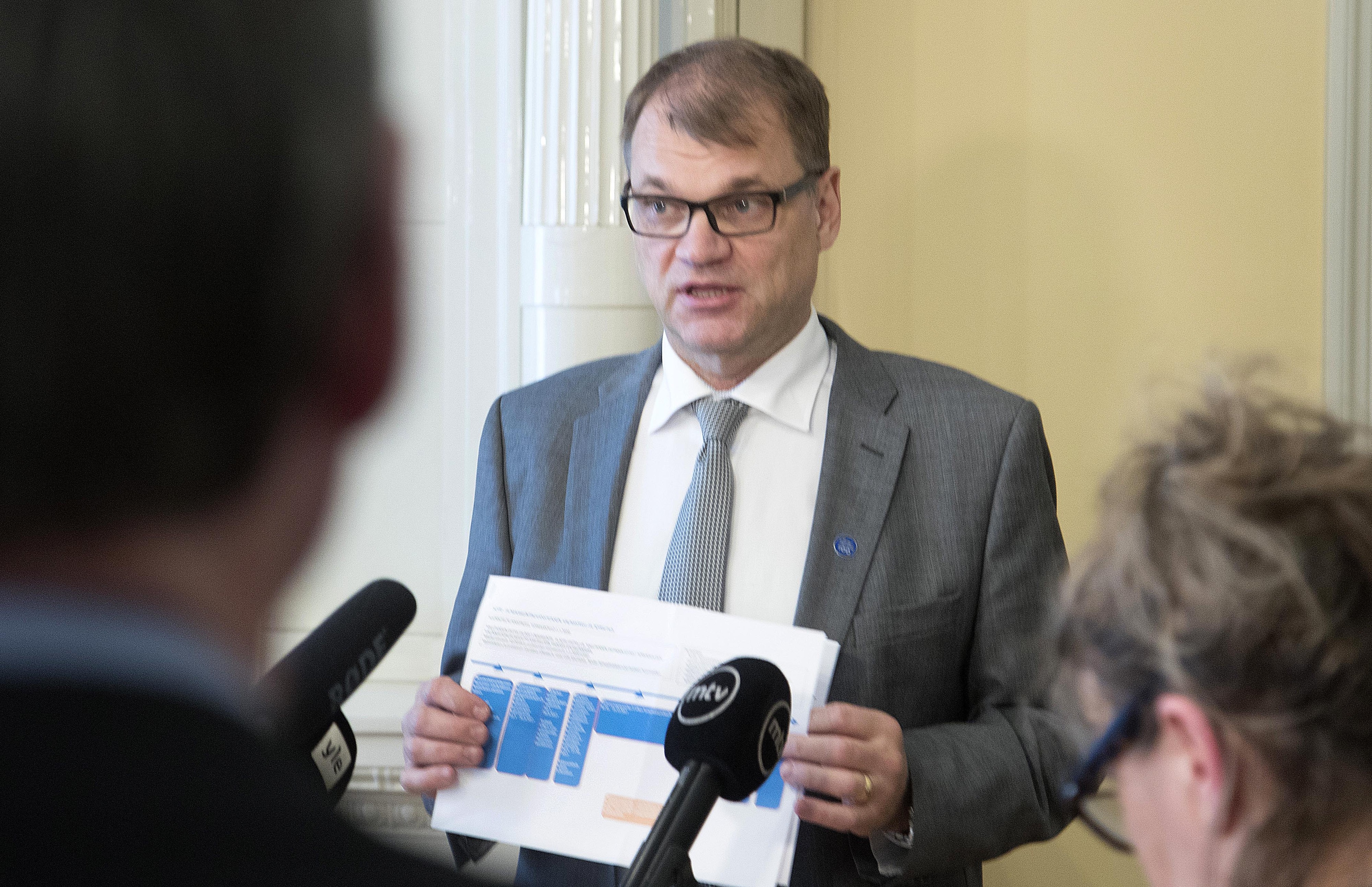 Pääministeri Juha Sipilän mukaan lykkääntymisestä seuraisi ulkoistamispäätöksiä, jotka eivät ole niin harkittuja.