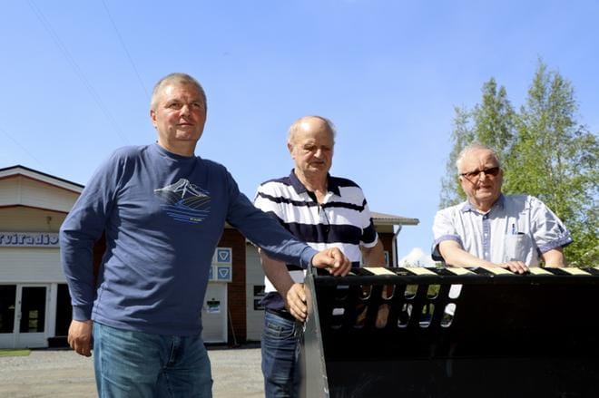 Lehtimäkeläiset Urho Kari (oik.) ja Ismo Kirsilä poikkesivat venäläisen Viktor Averianovin (vas.) kanssa Alajärvelle, jossa asuu hänen lähisukuaan. KUVA: SARI HEINILÄ