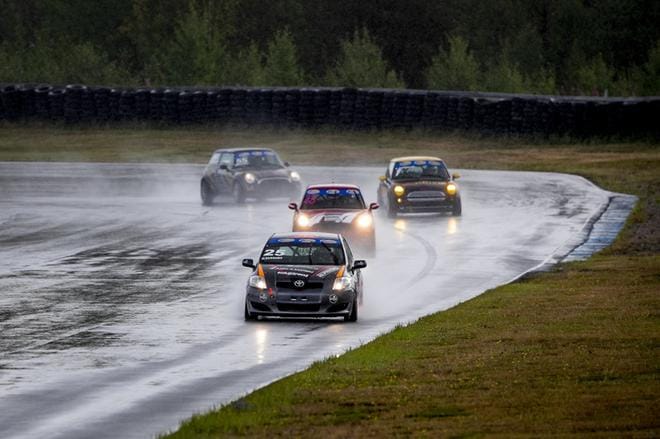 Rata-autoilun SM-osakilpailussa Botniaringillä V1600-luokan lähtö keskeytettiin joukkokolarin takia, Se lopetti Matias Nuoramon, Simo Rauhalan, Oskar Dahlbackan ja Martina Backfältin voittotaistelun lyhyeen. Kuva: Jaakko Elenius
