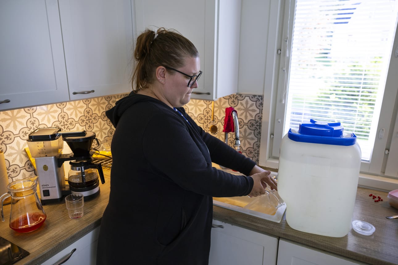 Vesikanisteri toi omakotitaloon mökkitunnelmaa. Vedenkeittokehotuksen aikana kantovesi helpotti arkea ja juhlaa.