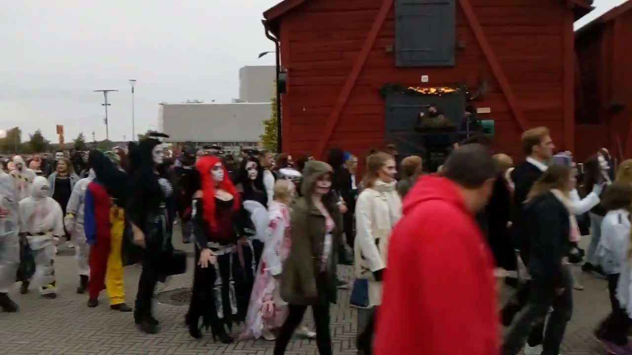 Lukijan video: Örinää ja kirkumista Zombie Walkissa