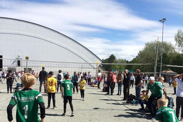 Kuopiossa järjestetty Power-cup on maailman suurin lentopalloturnaus. Kriven joukkue pelin tiimellyksessä. KUVA: SARI-MILLA INGVES