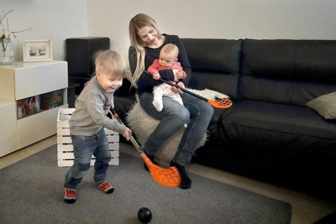 Jokisten perheen arki kahden lapsen kanssa on vauhdikasta. Äiti Jenna kertoo, että isoveli Julius on esimerkiksi opettanut 5 kuukauden vanhaa Juliaa pelaamaan sählyä. KUVAT: HEIKKI HAKANEN
