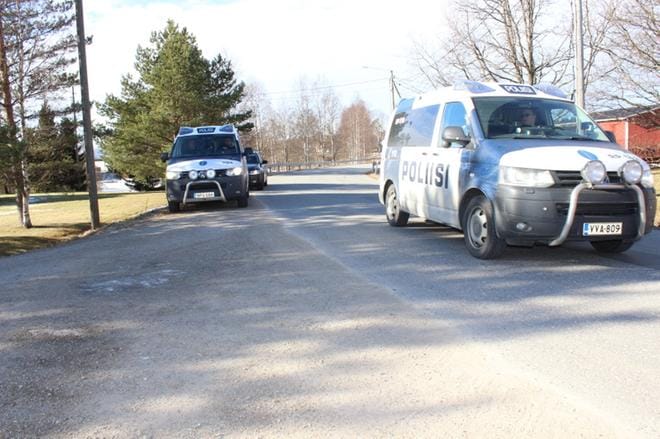 Pohjanmaan poliisi tutkii Tiukan keskustassa sunnuntaiyönä tapahtunutta henkirikoksen yritystä. Se on luvannut tiedottaa tapauksesta lisää tiistaina iltapäivällä. KUVA: LOTTA KALLIO