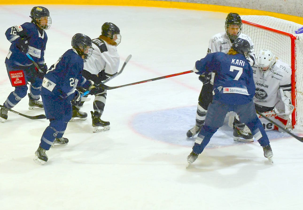 Team Kuortane vyöryi tiiviisti TPS:n maalille, mutta TPS-vahti Olivia Last selvitti urakalla tilanteita. Kuortaneen Sofia Kari (7) onnistui ujuttamaan 3–2 johtomaalin päätöserässä.