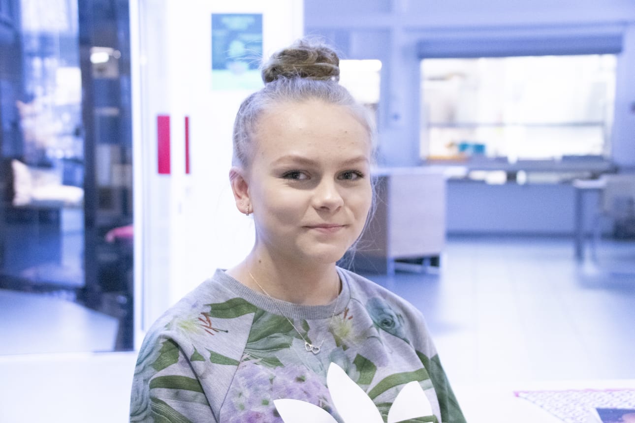 Abiturientti Pauliina Mikkonen kiittelee Siikalatvan lukion ja JEDU Piippolan miljöötä viihtyisäksi oppimisympäristöksi. Mikkonen on iloinen, että vaihtoi kaupunkilukiosta lähilukioon ensimmäisen opiskeluvuoden jälkeen.