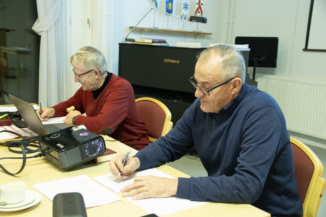 Siikalatvan seurakunnan kirkkovaltuuston kokouksen yhteydessä kuultiin puheenjohtaja Johannes Hyytisen kertoman useita henkilöstöön kuuluvia uutisia. Iso uutinen oli muun muassa talouspäällikkö Tarmo Myllykosken eläkkeeltä töihin paluu.