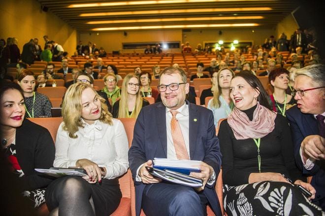 Keskustan puheenjohtaja, pääministeri Juha Sipilä loi henkeä keskustaväkeen Turussa puoluevaltuuston kokouksessa. KUVA: Lennart Holmberg